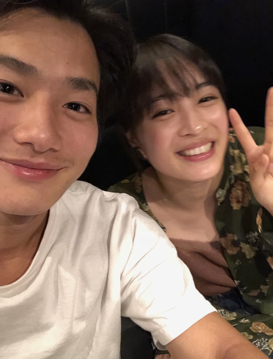 Suzuu824's tweet photo. 野村周平  「もうね、初めて出会って結婚して11年ぐらい経っておりますけど、未だにねこうやってラブラブでいれるのはね」

広瀬すず  「私結婚してるんだ、指輪ないけど笑」

すずちゃんに会いたかったのに会うのNG出されて生電話出演だったの面白すぎる(笑)安定に広瀬すずへの愛が爆発してた~😂💕︎ https://t.co/qreT0bTyFi