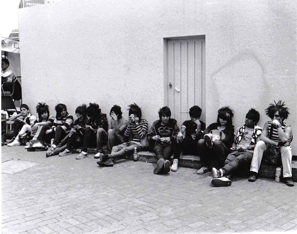 nostalgiaa's tweet photo. EMOs in Mexico City (2008) https://t.co/uPeu9YpEkH