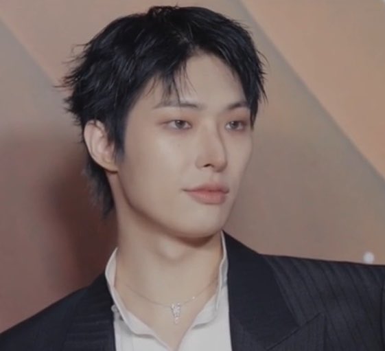 mngggi's tweet photo. MINGI CHOPPED OFF HIS HAIR OMG WDYM ROCKSTAR BLACK HAIRED MINGI OH MY GOD. https://t.co/V6J5iNdbLJ