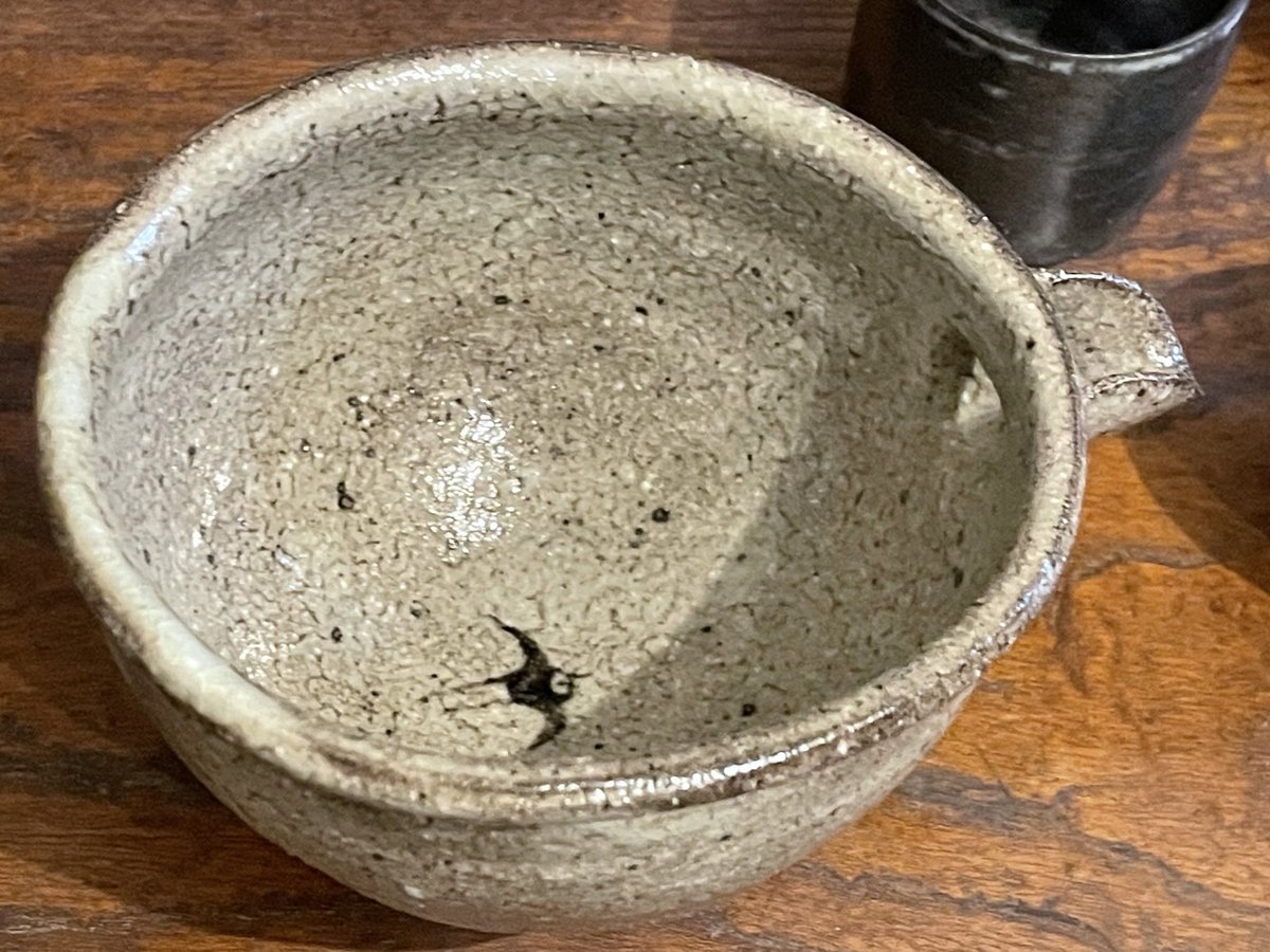shoptowa's tweet photo. ＊片口＊

あす6／21 は父の日

味わい深く格好いい片口、ギフトにも喜ばれる一品

千鳥がさりげなく描かれて
あたたかな気持ちになる素敵な器

酒器のほか、タレや和え物、花器としても愉しめ
その存在感が雰囲気をつくってくれます

梅花皮の豊かな表情やキレのよい美しい注ぎ口

どうぞご覧ください https://t.co/Xf8bwVnk40