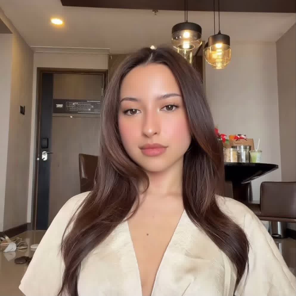 whniplash's tweet photo. KALIAN NOTICE JUGA GAK SIH ⁉️ 🥹😭
Dulu mamari makeup selalu pake bronzer
Sekarang makeup tipis aja udah glowing karena kulitnya udaaah balik putih lagi!✨

DUHHH MAMARI CANTIKK BANGET PLIS 😭

Ternyata duluu tuh mamari selalu pake bronze yang ini 👉🏻 https://t.co/fu2I0KJTWw https://t.co/nkSYSBO948