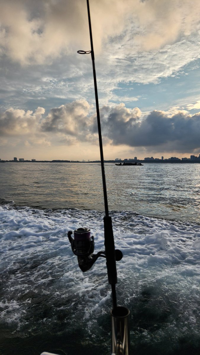 rg8956231's tweet photo. 出發前這天氣釣魚簡直完美，一小時後我要回家，虎口沒有防曬直接脫皮 https://t.co/EYBqh8dEEW