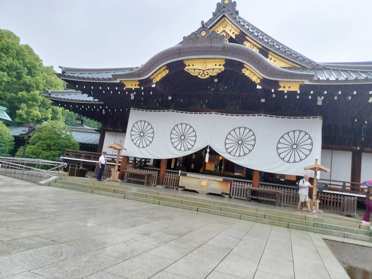 houndship's tweet photo. こんにちは雨の靖国 https://t.co/sjowDfqlOl