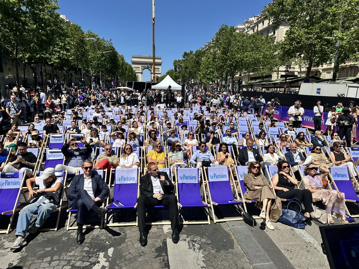 MA_Jamet's tweet photo. Un beau dimanche ensoleillé pour fêter @AvChampsElysees avec des robots, des poulbots et des badauds les 10 ans de VivaTech en compagnie de @ALehenanff @mauricelevy @@b2zet @michelebenbunan sous l’égide de @PublicisGroupe et @Echos_Parisien. https://t.co/E0PJ6Gb27Z
