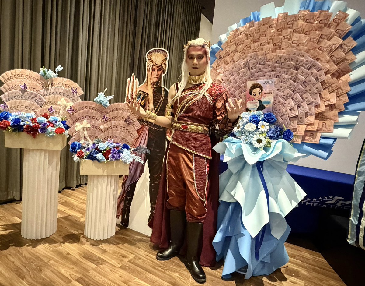 buildyourlove4u's tweet photo. ดอกไม้บางช่อใหญ่มาก ๆ เลย💐🥹🤍
พี่เลิฟเข้าใจว่าบางครั้งอาจจะไม่สะดวกนำเข้าไปมอบให้น้องบิวด้วยข้อจำกัดของสถานที่และเวลา แต่ทุกความตั้งใจและความรักที่ส่งมานั้นถึงน้องแน่นอนค่ะ ✨
เลยขออนุญาตพาน้องบิวมาถ่ายรูปกับช่อดอกไม้เก็บไว้เป็นความทรงจำแทนนะคะ 📸🤍

ถ้ารูปตกหล่นช่อไหนไป พี่เลิฟต้องขออภัยไว้ล่วงหน้าเลยนะคะ 🥹🤍

แต่ไม่ต้องกังวลน้า ทุกช่อถึงมือน้องบิวแน่นอน และน้องได้รับกลับบ้านทุกช่อเลยค่ะ 🤍🫶🏻

ขอบคุณสำหรับทุกช่อดอกไม้และทุกความรักที่มอบให้น้องเสมอมา พวกเราเห็นและซาบซึ้งในทุกความตั้งใจจริง ๆ ค่ะ 🫶🏻🥹💕 

Some of the bouquets were incredibly large and beautiful 💐🥹🤍
We understand that, due to venue and time limitations, it may not always be possible to personally present every bouquet to Biu. However, please know that all your love and support have reached him for sure ✨
So we brought Biu over to take photos with the bouquets and keep these precious memories forever 📸🤍

If we happened to miss any bouquets in the photos, please don’t be upset, okay? 🥹

But don’t worry—Biu received every single bouquet and took them all home with him for sure ✨🤍

Thank you for every bouquet and for all the love you continue to send his way. We truly see and appreciate the thought, care, and kindness behind each one of them 🫶🏻🥹💕

NAKARACH THE MUSICAL
#วายุจักรนาคราชD2

#BuildJakapan @JakeB4rever 
#Beyourluve