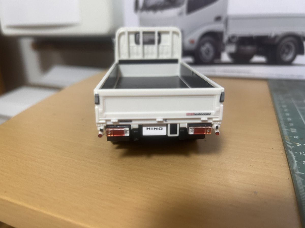 dc_rre's tweet photo. アオシマさんの1/35楽プラ
日野ディトロを作ってみた。
組み立ては楽ちんだけど
シール貼りは若干難しいかな？
墨入れしたいけどボディが
汚くなると嫌なので今回は
我慢😅 https://t.co/NnoZpTwTSU