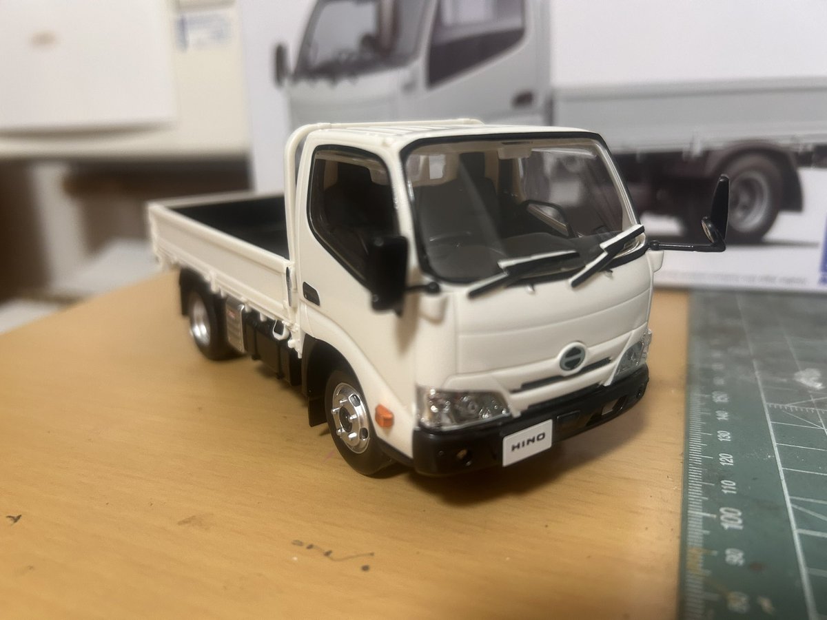 dc_rre's tweet photo. アオシマさんの1/35楽プラ
日野ディトロを作ってみた。
組み立ては楽ちんだけど
シール貼りは若干難しいかな？
墨入れしたいけどボディが
汚くなると嫌なので今回は
我慢😅 https://t.co/NnoZpTwTSU