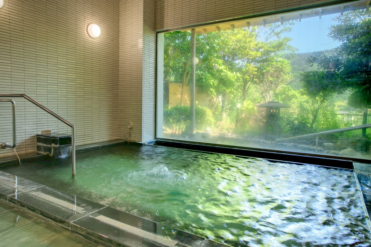 Forest_Resort25's tweet photo. #縁日 プランではロビーで #スーパーボールすくい や #レトロ感 満載の #射的 が遊べます♪期間中は、中庭で 子供用 #プール も開放♪ #グリーンパル湯河原 の #温泉は #大浴場 #露天風呂 のほか、#壺風呂 と温泉三昧！この機会に是非、グリーンパル湯河原で夏の #湯河原 #温泉旅行 をお楽しみ下さい♪ https://t.co/yTq5onNsQT