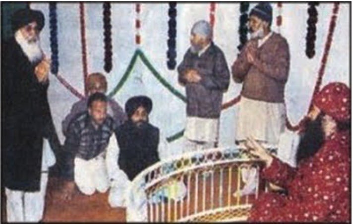 AvtarSingh63sm's tweet photo. ਇਹ ਤਸਵੀਰ ਪੰਜਾਬ ਦਾ ਉਹ ਸੱਚ ਹੈ ਜੋ ਕਦੇ ਮਿਟਾਇਆ ਨਹੀਂ ਜਾ ਸਕਦਾ।  
ਇਸੇ ਲਈ CM ਭਗਵੰਤ ਮਾਨ ਬੇਅਦਬੀ ਕਾਨੂੰਨ ਲੈ ਕੇ ਆਏ, ਗੁਰੂ ਸਾਹਿਬਾਨ ਦਾ ਸਤਿਕਾਰ ਸਭ ਤੋਂ ਪਹਿਲਾਂ ਹੈ।
#AntiSikhAkali https://t.co/WUJL2tmy0Q