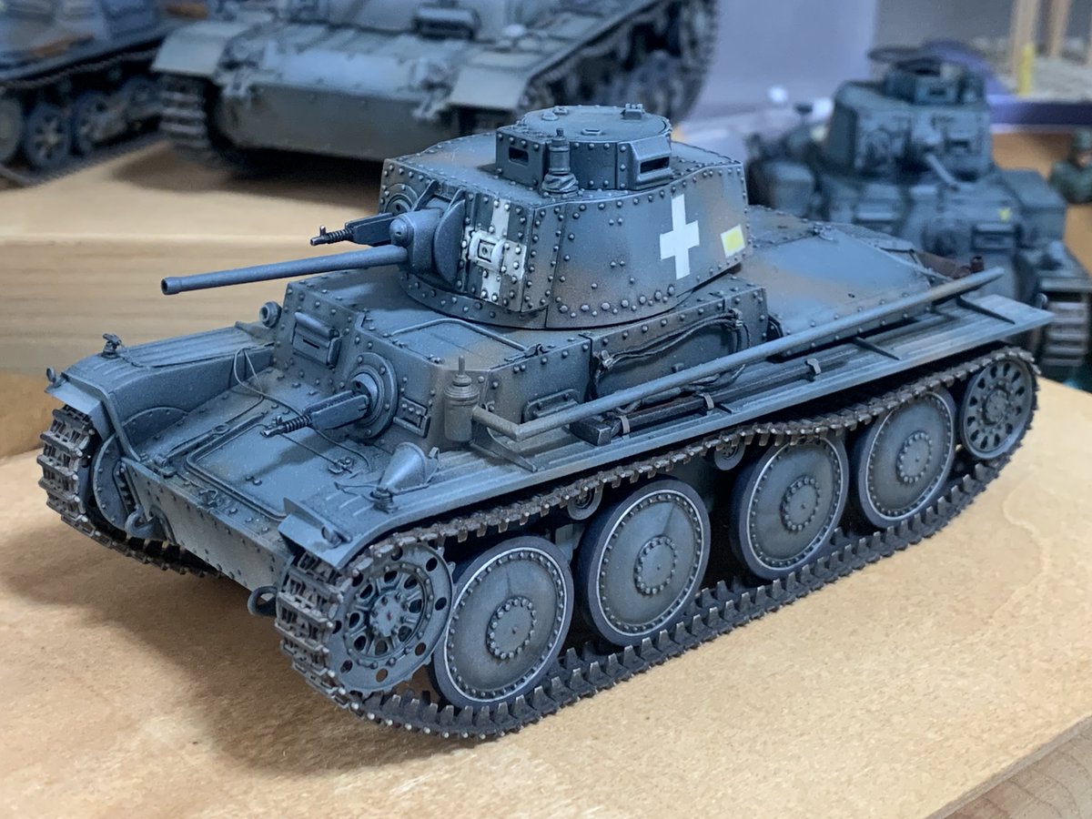 potesara996878's tweet photo. 完成報告。38(t)A型の完成です。トライスターB型のキットに手を加えました。マーキングは全て塗装です。ウェザリングはだいぶ控えめです。履帯は金属履帯で黒染め仕上げの後、軽くヤスリました。
#戦車模型 https://t.co/o4y5NrXHdH
