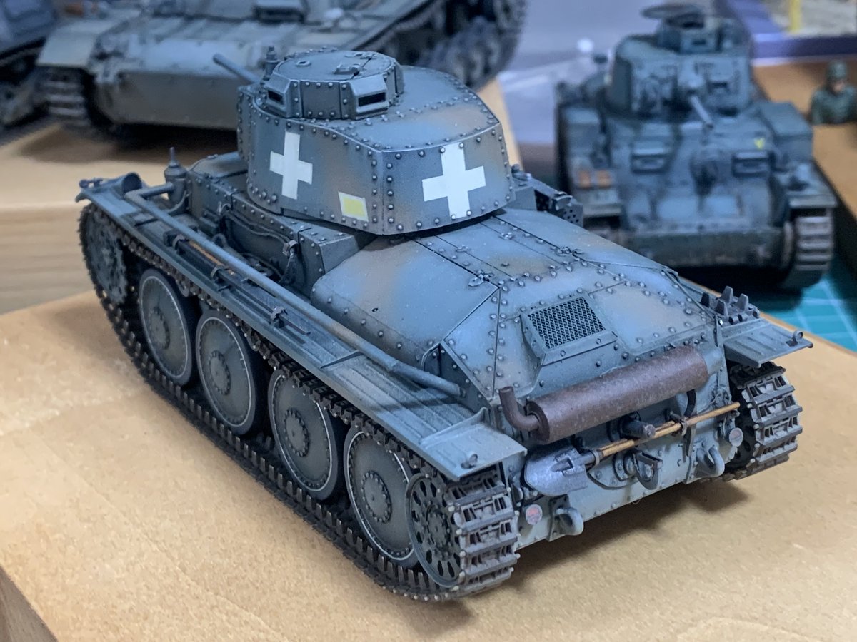 potesara996878's tweet photo. 完成報告。38(t)A型の完成です。トライスターB型のキットに手を加えました。マーキングは全て塗装です。ウェザリングはだいぶ控えめです。履帯は金属履帯で黒染め仕上げの後、軽くヤスリました。
#戦車模型 https://t.co/o4y5NrXHdH