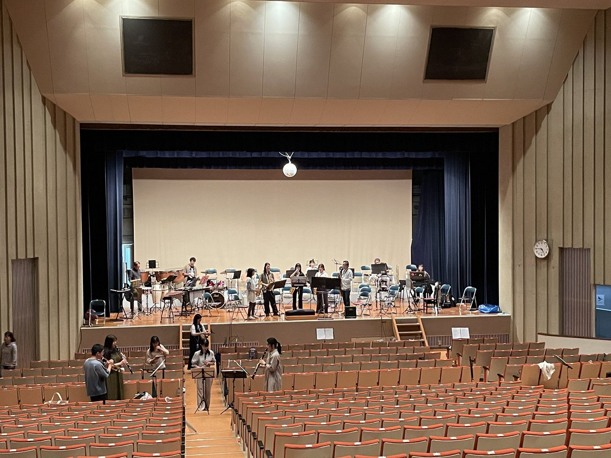 iwatsukisui's tweet photo. 岩槻吹奏楽団
槻の杜コンサートはいよいよ明日となりました。
会場の設営や受付などの準備も終わり、これから📯リハーサルです。
心配していた天気も曇り☁️予報に変わりました。明日は「市民会館いわつき」で
13:00開場　13:30開演
皆さまのお越しをお待ちしております！

#吹奏楽
#コンサート
#演奏会 https://t.co/02Gahs3sKC