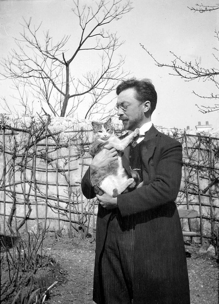 artribune's tweet photo. #fotodelgiorno: Wassily Kandinsky e il suo gatto Vaske... https://t.co/BpV8K97e1i