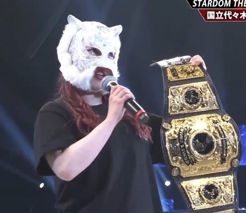 suparttt's tweet photo. SLK ALREADY LOOKS COLD WITH THE AEW WOMENS CHAMPIONSHIP https://t.co/06oh1cXN2t