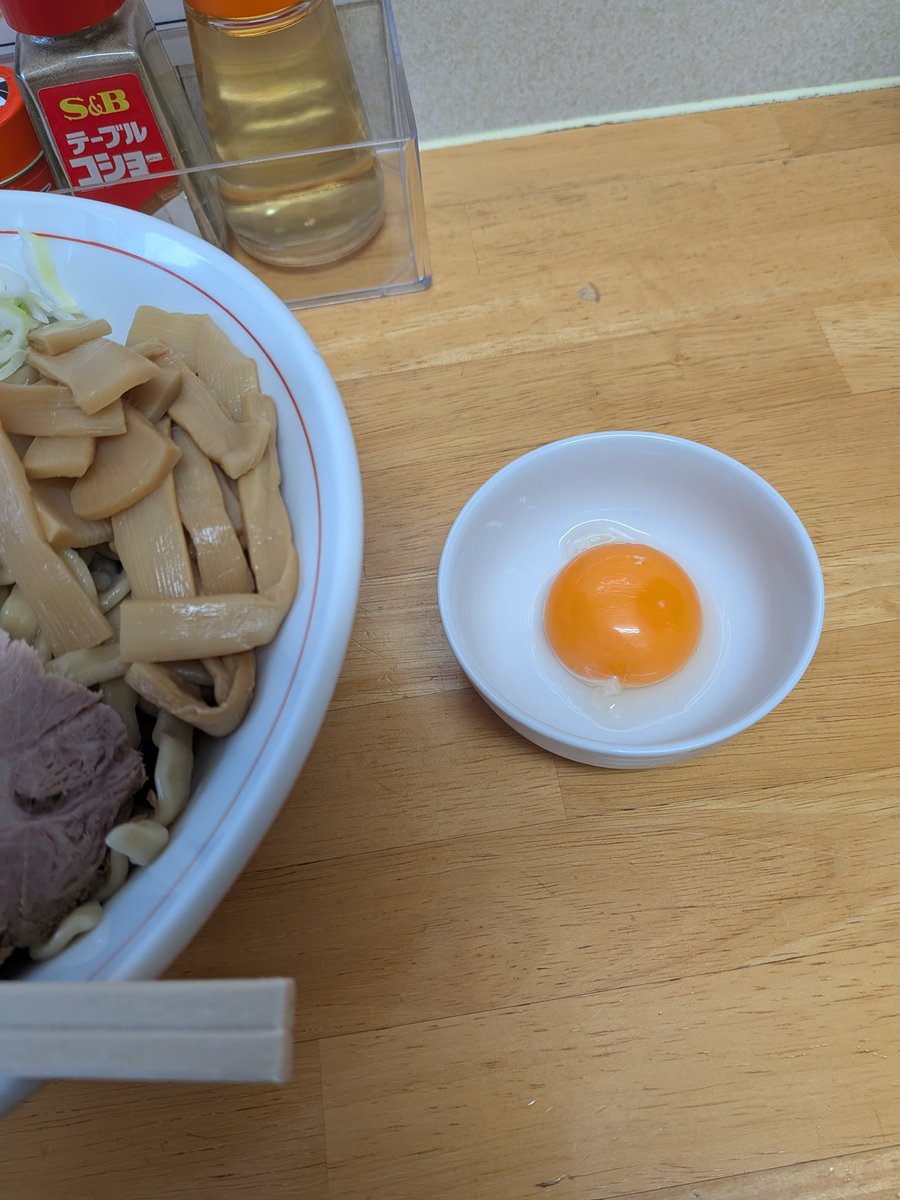mosuke0329's tweet photo. 蒼穹にて
ニボオロチ油そば🍜大＋卵黄🥚
　
初訪🔰
ゴワゴワの極太麺
400gでもペロリと入る美味しさ
タレ多め
濃くはないのでスッキリ食べられる
気になるメニュー多数あるので
また行かなくちゃ
コインパ安！あすと長町もこのぐらいにならんかね？
ご馳走さまでした
#ラーメン https://t.co/5TWeLNk3Oe