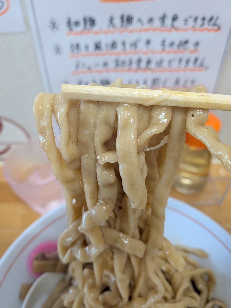 mosuke0329's tweet photo. 蒼穹にて
ニボオロチ油そば🍜大＋卵黄🥚
　
初訪🔰
ゴワゴワの極太麺
400gでもペロリと入る美味しさ
タレ多め
濃くはないのでスッキリ食べられる
気になるメニュー多数あるので
また行かなくちゃ
コインパ安！あすと長町もこのぐらいにならんかね？
ご馳走さまでした
#ラーメン https://t.co/5TWeLNk3Oe