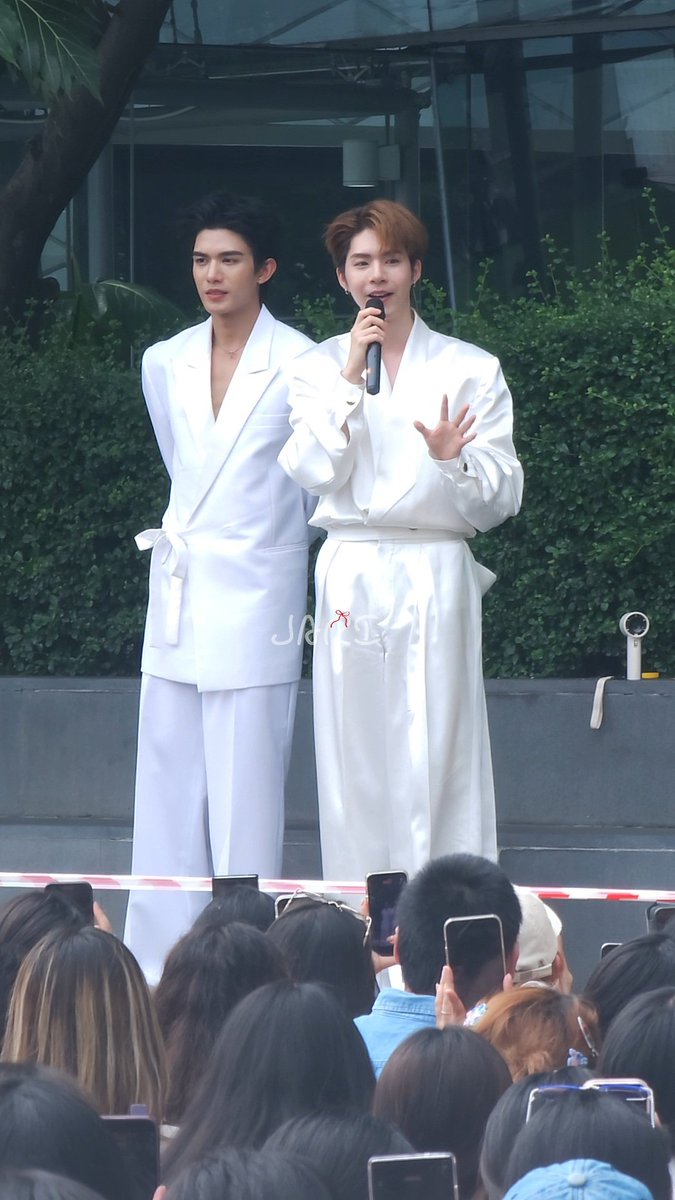 jyz_balket's tweet photo. ; เน็ตเจเจท่ามกลางคนเยอะ ๆ อ่ะ 🥹😭

LRP WITH NETJJ AT SKINTOPIA
#EffaclarxNetJJ
#netsiraphop #jj_rcp https://t.co/d5sVBcdOIz