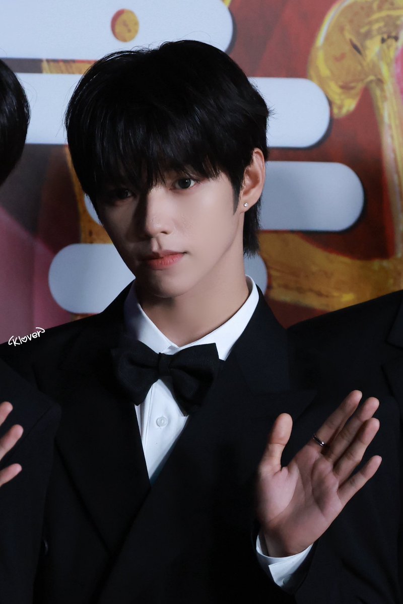 OfficialVIPGang's tweet photo. Our very handsome shining maknae JL ✨ with his group AHOF at the Red Carpet of  Seoul Music Awards 2026 🏆

c/o kloverruby 

JL IN HIS ELEMENT

#AHOF #아홉
#AHOF_JL #제이엘 #JLGaspar
@AHOF_official https://t.co/IOny7XdxZk