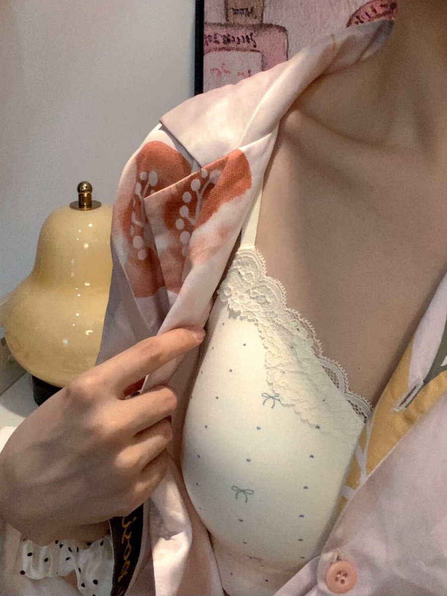 ceerenaissance's tweet photo. 속옷을 입지 않고 사진을 찍으면 효과가 좋지 않을까요? https://t.co/rCP382CsPk