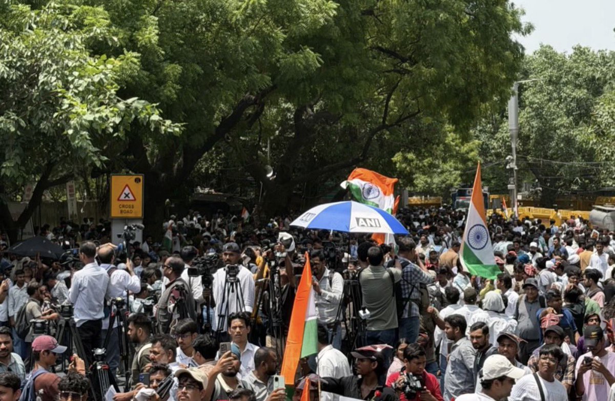 iArpitSpeaks's tweet photo. 300 log Jantar Mantar par aa gaye hain👇 https://t.co/g92q3NEalk
