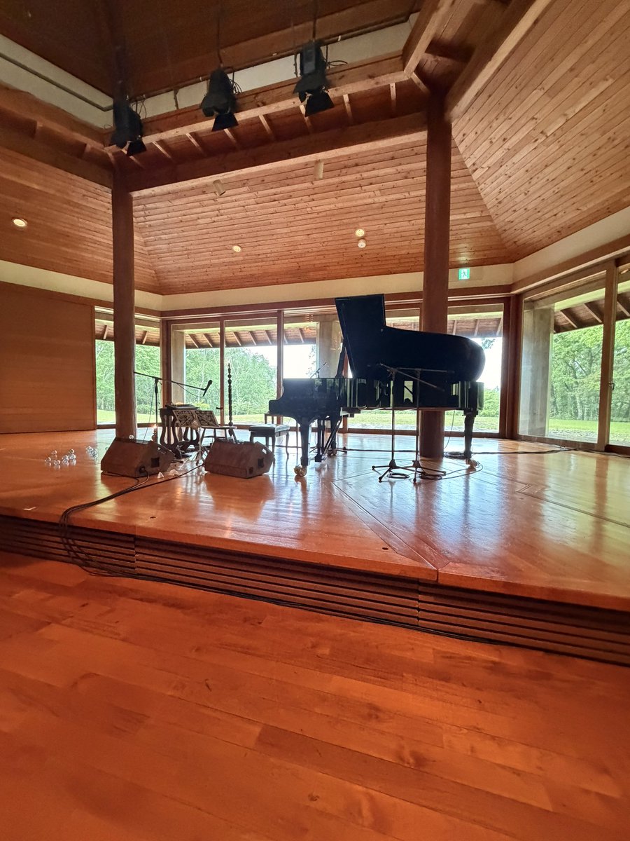 waltzyev's tweet photo. 青葉市子 Kaffipása 
すごく素敵なホールでまるで音が降ってくるような不思議な感覚、素敵だった。
どの曲もすごく良くて、特にUnpluggedで演奏した曲は引き込まれたなぁ。

最後言われた通りステージの裏に行ってはしゃごうと思ったけどスタッフさんに確認したらダメって言われちゃった😞 https://t.co/NbNCi2wFQ0