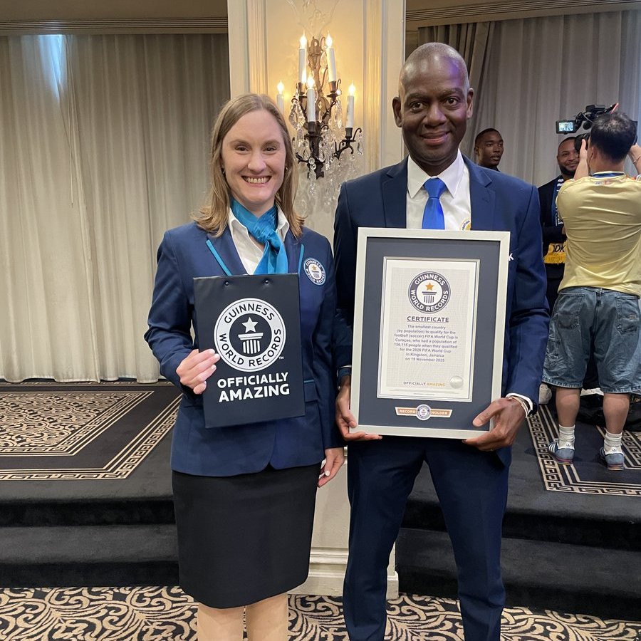 _BeFootball's tweet photo. 🚨 CURAÇAO ENTRE DANS LE GUINNESS WORLD RECORDS ! 📖🇨🇼

Avec seulement 𝟭𝟱𝟲 𝟭𝟭𝟱 𝗵𝗮𝗯𝗶𝘁𝗮𝗻𝘁𝘀, Curaçao devient officiellement LE PLUS PETIT PAYS EN TERMES DE POPULATION à s'être qualifié pour une Coupe du Monde.

📸@GWR