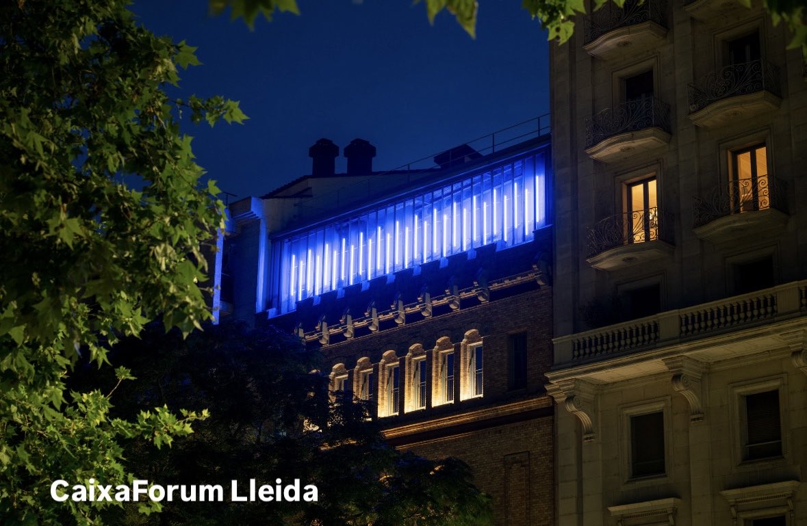 FundlaCaixaCAT's tweet photo. Els centres @CaixaForum Girona, Lleida i Palma també es van sumar a la #NocheAzul impulsada per @eacnur amb motiu del #DiaDelRefugiat. https://t.co/Rzh4xELa8c