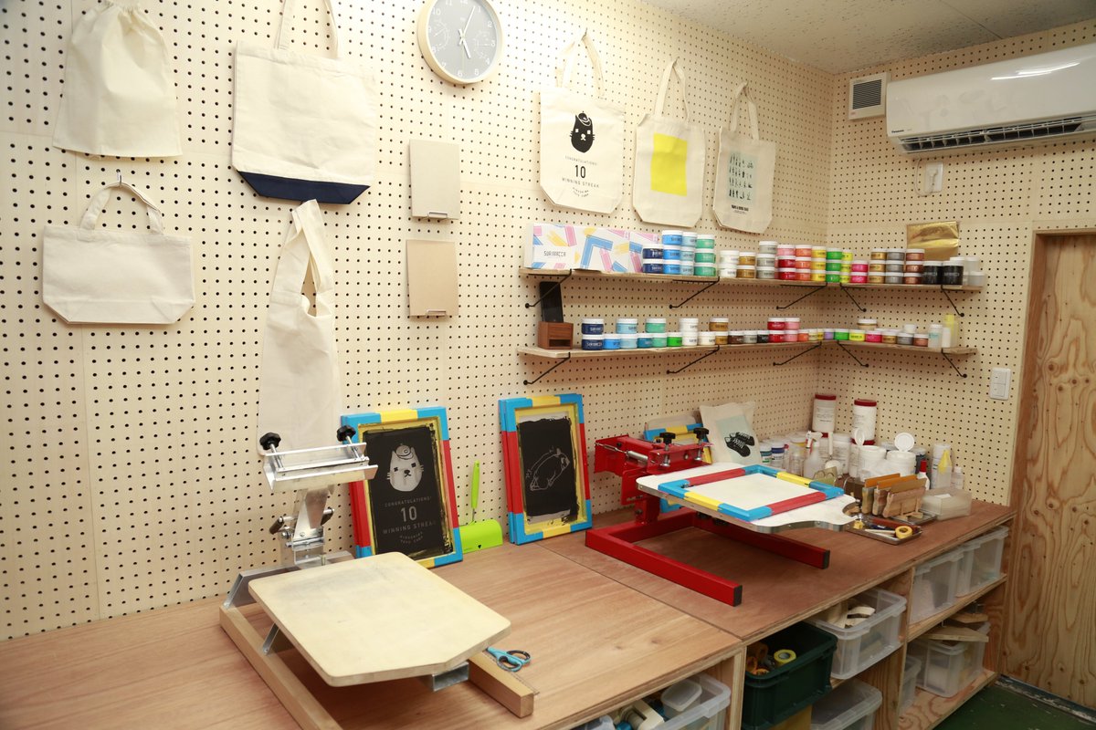 surimaccaplus's tweet photo. ＼SURIMACCA＋のお店紹介／

広島にある『Screen Printing Ce-no』さん。

印刷会社「コトブキ印刷」さんが運営する作業場です◎
「せーの！」の掛け声のように、みんなで呼吸を合わせてものづくりを楽しんでほしいという想いが込められています👏

Screen Printing Ce-no
https://t.co/RxjctxpWNw https://t.co/0XX70YeLmv