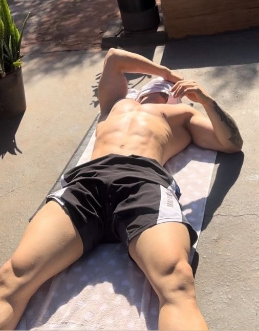 alphakacchan's tweet photo. izuku’s view when he heads down to the pool and see’s katsuki sunbathing😮‍💨😮‍💨 https://t.co/IdHMCqKBou
