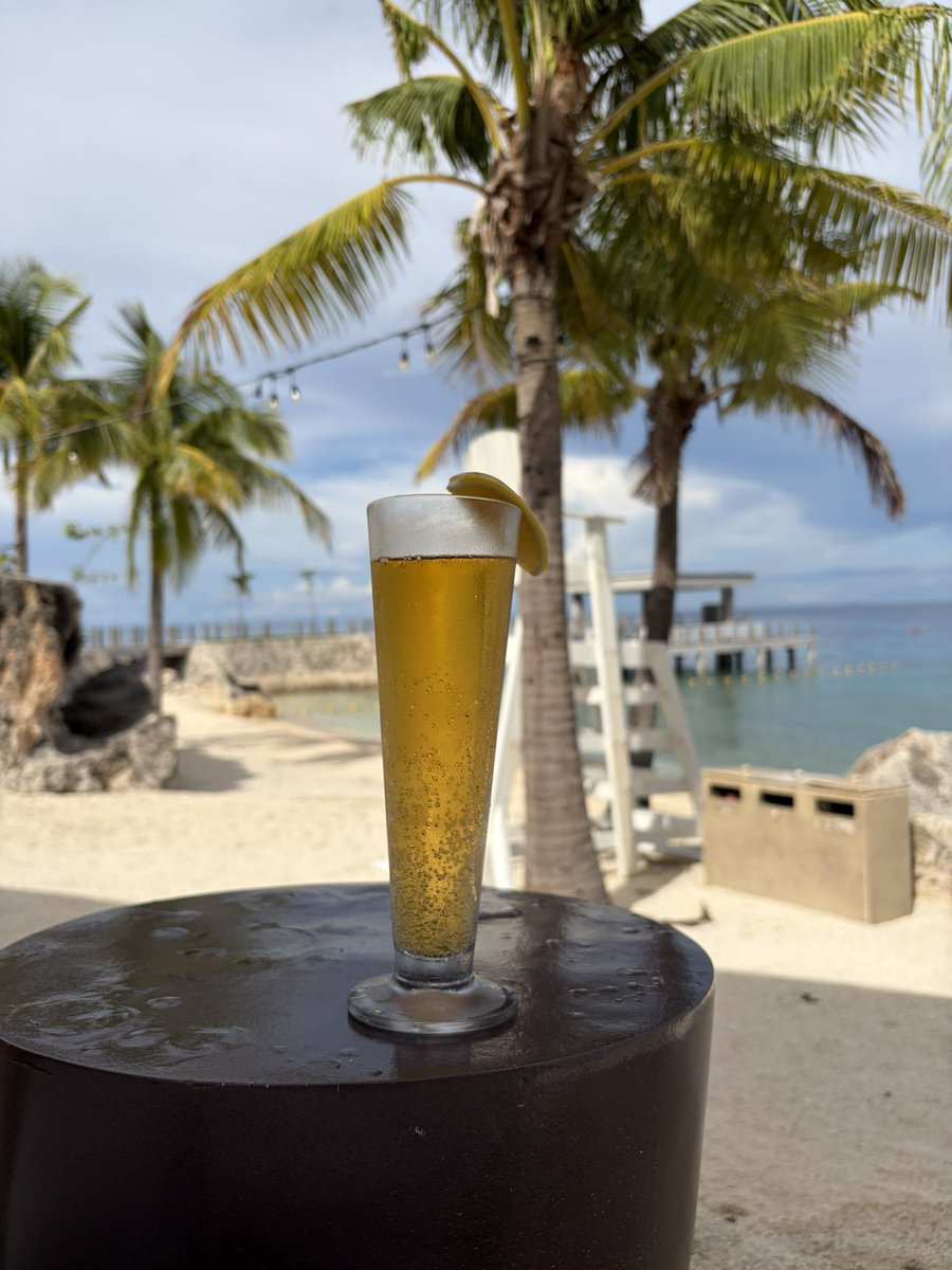 meshikui1's tweet photo. セブ島のビーチサイドでビールタイムだ。 https://t.co/jSksuOtMSy