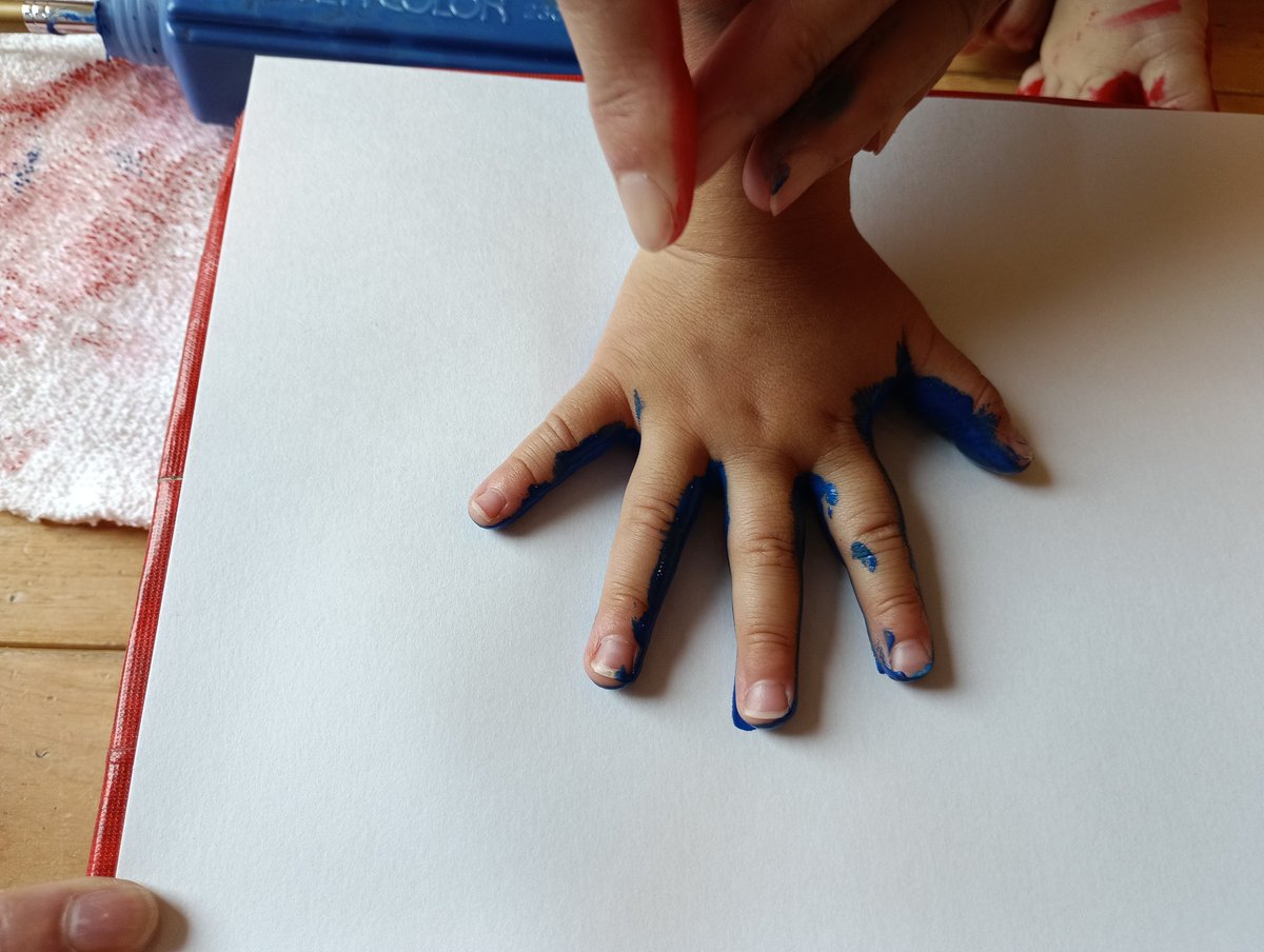 Central_Bios's tweet photo. 明日は父の日ですね。
かわいらしい手形と足形で
カッコいいパパを作ってみました。
スーパーマンみたいでしょ🌟

#松本市
#託児所
#セントラルビオス
#父の日
#手作りうちわ
#スーパーマン https://t.co/Im2Y5TUbHR