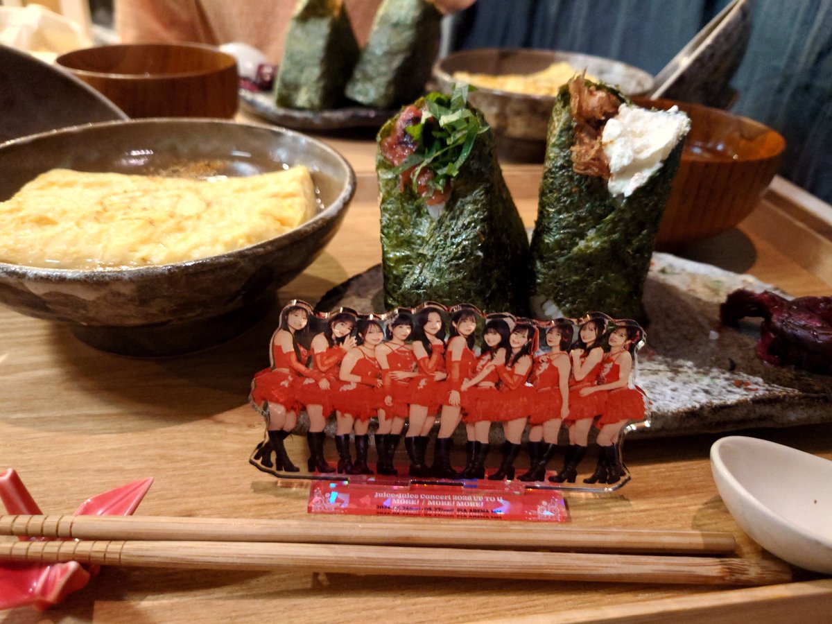 gyuuuu___nyuuuu's tweet photo. 雨の中並んだおにぎりの定食がとても良かった https://t.co/KmU7JtEQrB