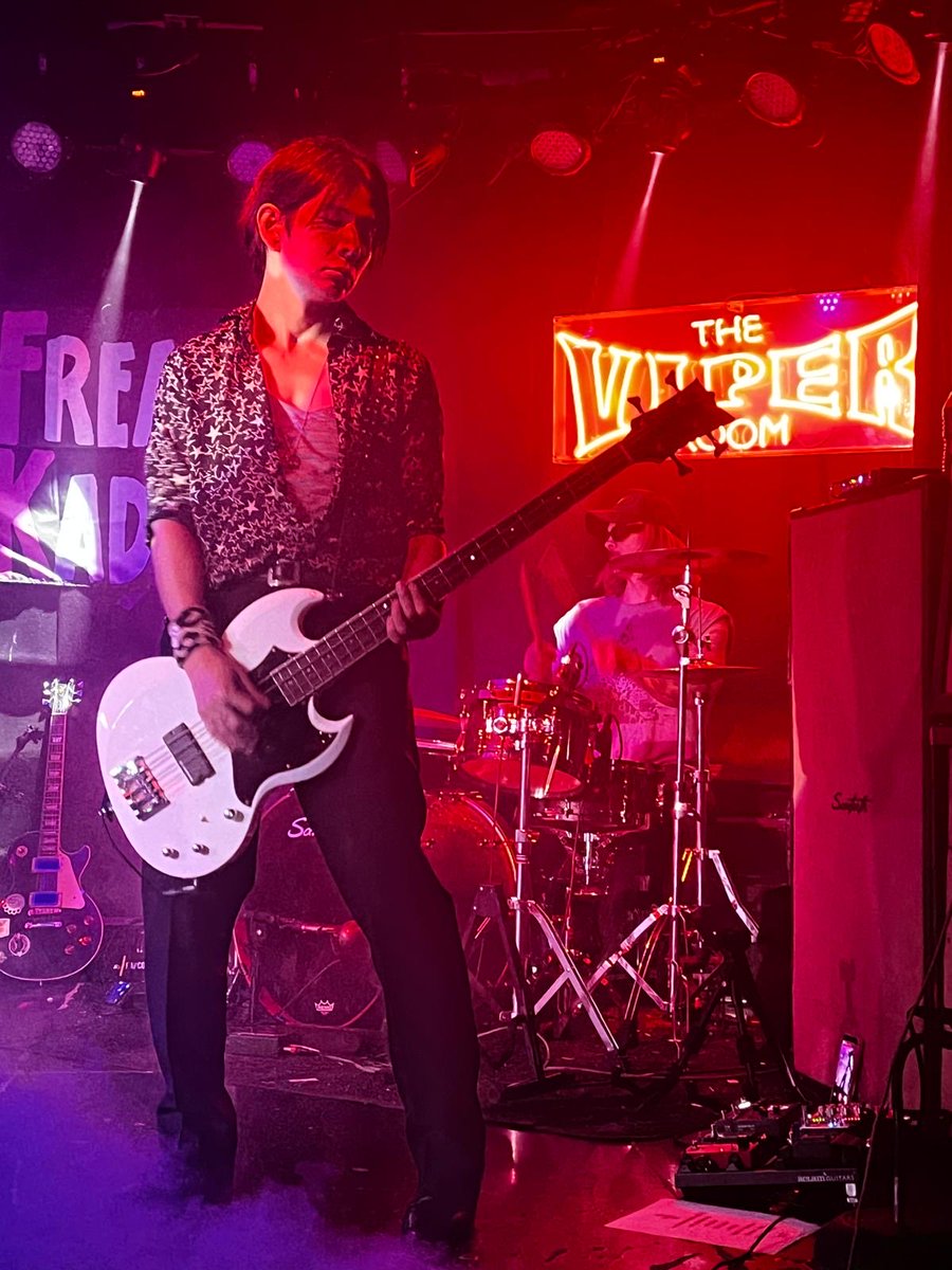 tkn_1101's tweet photo. The Viper Bass in the Viper Room, Hollywood. 楽しかった。Keep rocking! https://t.co/hMpm7RLUYl