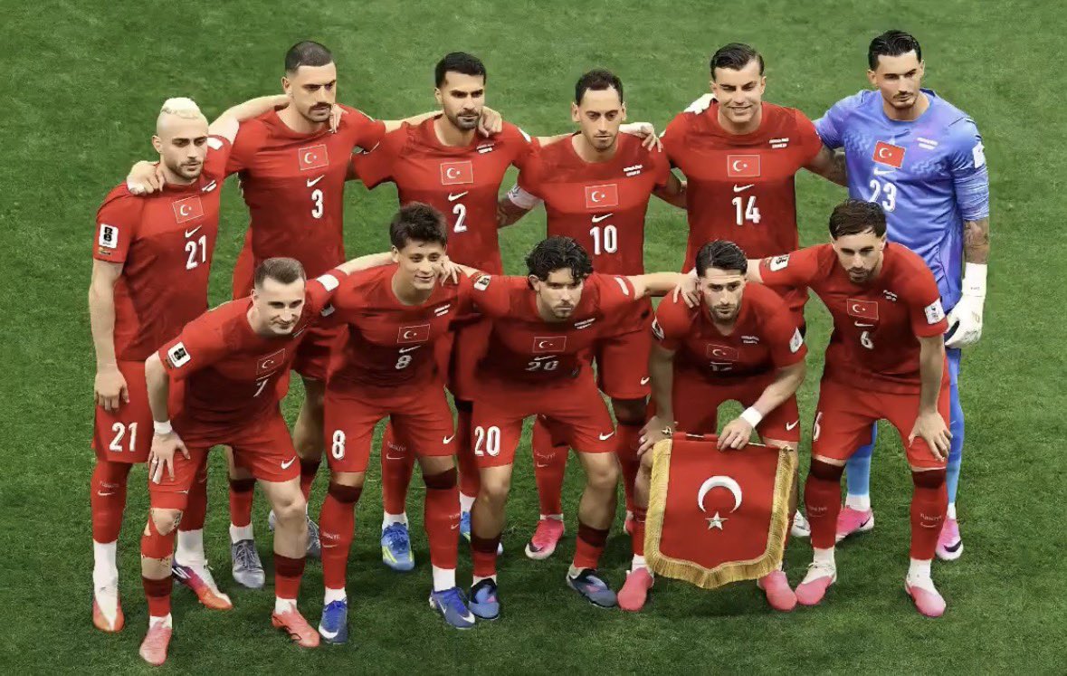 Fatih__Bildik's tweet photo. Dünya Kupası'nda ikinci maçını da kaybederek turnuvaya veda eden Milli Takımımıza teşekkür ediyoruz. 

Ancak teşekkür etmek, eksikleri görmezden gelmek anlamına gelmiyor. 

Sonuçtan çok, sahadaki ruh eksikliği can yakıcıydı. Yenilmek futbolun doğasında var; mücadele etmeden kaybetmek ise kabul edilmesi zor bir durum.

Bu formayı giymek sadece yetenekle değil, karakterle ve aidiyet duygusuyla da ilgilidir. Taraftar, hata yapan oyuncuyu affeder ama savaşmadan teslim olanı affetmez. Sahada zaman zaman isteksiz, kırılgan ve mücadeleden uzak bir görüntü vardı. Oysa ay-yıldızlı forma, son düdüğe kadar pes etmemeyi gerektirir.

Bugün elendik ama asıl sorgulanması gereken skorlar değil, ortaya konan mücadele seviyesidir. 
Milli forma, sadece bir futbol forması değil; milyonların gururu ve hayalidir. 

Umarız bu veda, herkes için ciddi bir özeleştirinin başlangıcı olur. 

Çünkü bu ülkenin insanı yenilgiyi değil, ruhsuzluğu kabul etmez. 🇹🇷

#MilliTakım 
#BizimÇocuklar