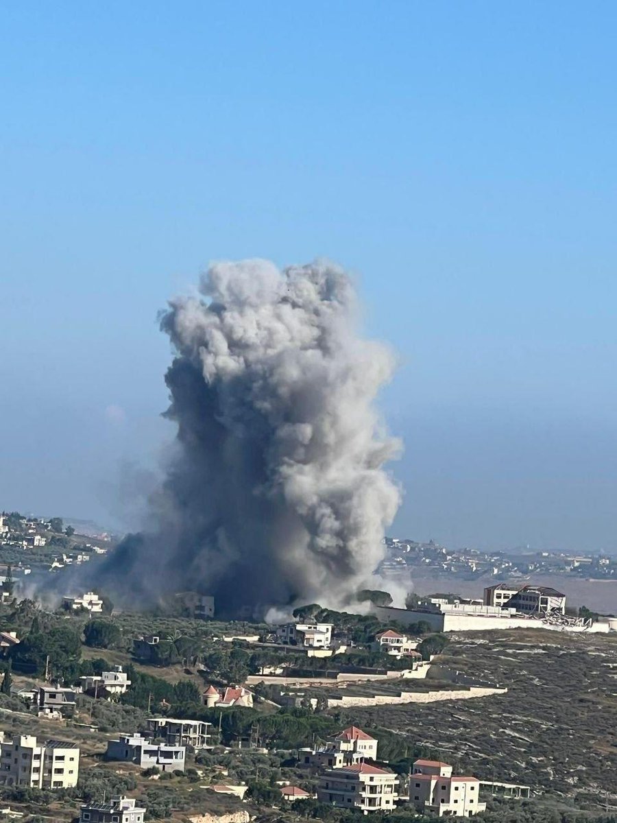 teleSURtv's tweet photo. 🚨 Líbano: Ataques israelíes dejan dos mártires. Nuevos ataques aéreos y con drones de Israel contra el sur de Líbano y la Bekaa. Un civil en Sahmar y un soldado libanés en Kfarman, muertos. Escalada de tensión.
#Líbano #Israel #Conflicto #teleSUR 🇱🇧 https://t.co/OA4baVBOkf