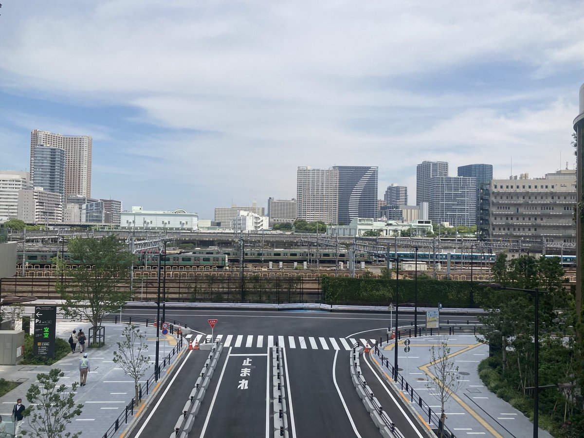 jtwo_nodatch's tweet photo. 元は車両基地だった場所なので、トレインビュースポットもあちこちにありました。
#高輪ゲートウェイ https://t.co/sRulUrCGbi