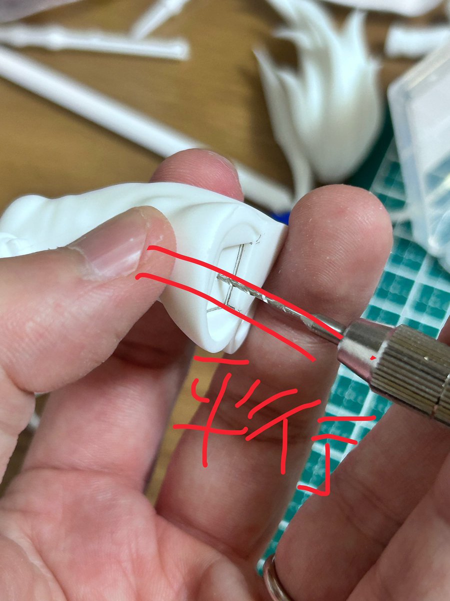 masahi12345's tweet photo. ガレキ軸打ちの時、凹面に対して垂直に軸を打つのって難しいですよね
そんな時は、くくり堂さんの投稿を応用して面と垂直側凹角にも印を。
ドリルと印が自分の目線で平行になる様に構えて少し掘る、また別の角に変えて少し掘るを繰り返す…と
あら不思議。垂直穴が完成です。
苦手な方はお試しあれ https://t.co/kdvcYVCDGN