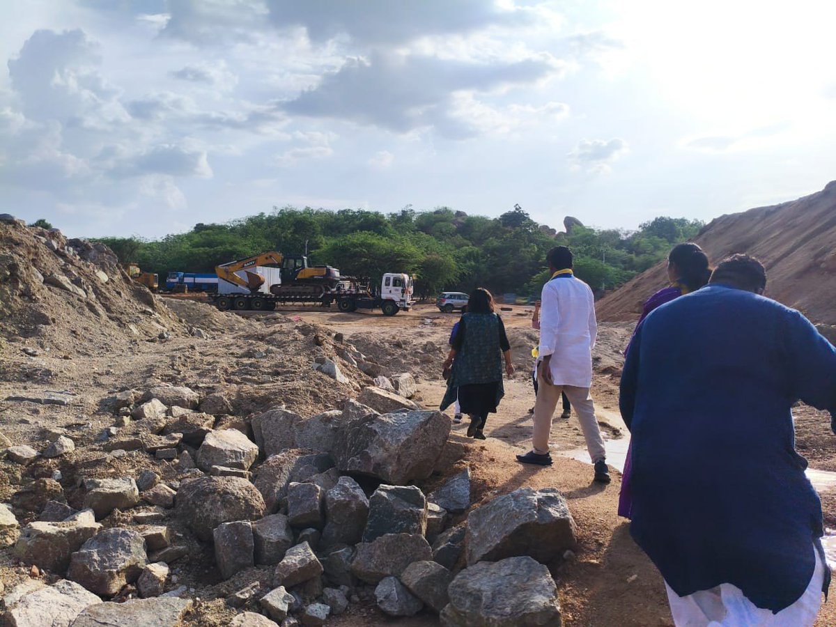 AAPTELANGANA's tweet photo. ఆమ్ ఆద్మీ పార్టీ నేషనల్ చీఫ్ స్పోక్పర్సన్ మరియు తెలంగాణ ఇంచార్జ్ @PKakkar_ గారు తెలంగాణ పర్యటనలో భాగంగా హైదరాబాద్ సమీపంలో నిర్మిస్తున్న ఫ్యూచర్ సిటీని సందర్శించి అక్కడ భూములు కోల్పోయిన రైతులను కలిసి వారి బాధలు విని వారి యొక్క భూములు ఎక్కడెక్కడ పోయాయో, అక్కడక్కడ సందర్శించి వారికి అండగా ఉండి న్యాయం చేస్తానని మాట ఇచ్చారు. ఫ్యూచర్ సిటీని సందర్శించిన సమయంలో ప్రభుత్వం చేస్తున్న అతి ఘోరమైన మరియు భయంకరమైన నిజాలను రేపు బషీర్బాగ్ ప్రెస్ క్లబ్ లో రేపు ఉదయం 11 గంటలకు నిర్వహించబోయే ప్రెస్మీట్లో అన్ని విషయాలను తెలంగాణ ప్రజలకు వివరించనున్నారు. @ArvindKejriwal