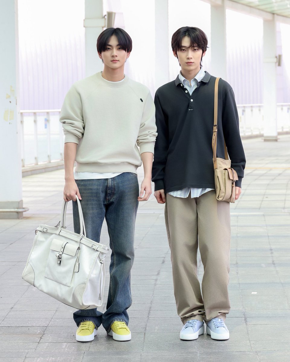 ELLEThailand's tweet photo. ประมวลภาพแอร์พอร์ตลุคของ 6 หนุ่มวง @ENHYPEN แอมบาสซาเดอร์ของ @Prada ที่จะไปร่วมชมแฟชั่นโชว์คอลเล็กชั่น Spring/Summer 2027 Menswear ในวันที่ 21 มิถุนายนนี้ 19.00 น. ตามเวลาประเทศไทย สามารถรับชมโชว์ผ่านไลฟ์ทาง Prada LINE Official Account

#ELLEThailand
#PradaSS27 #Prada
#ENHYPEN https://t.co/aWnFbE0zf3