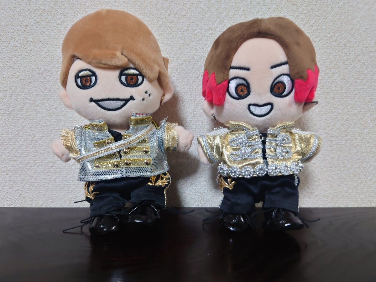 nosuke_eighter's tweet photo. #SUPER_EIGHT 
#The_One
#ダンダーラ
#SUPER_EIGHTちびぬい
いつもリクエストして利用させていただいているぬい服作家さんに、The One風衣装とダンダーラ風衣装をお願いしていた物が届いたのでさっそくうちのしょーてぃとたでぃに着せてあげてみた😌🩵💚
めちゃくちゃ可愛い🥰 https://t.co/ZfvUjmqKQt
