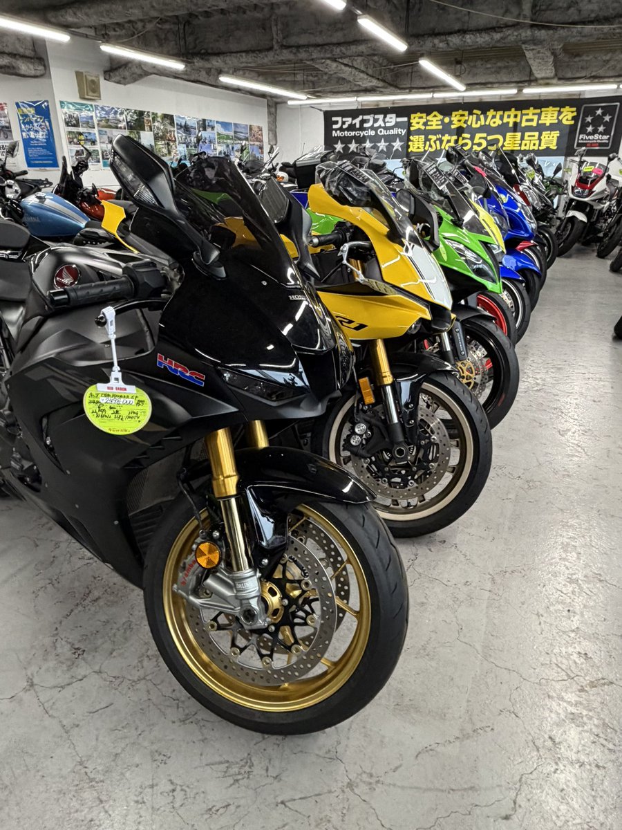 temp_0326's tweet photo. 引きこもってられず、冷やかしに来ました😅

バイクに跨れるから少しは気が紛れる

FZ400は嫁ぎ先が決まったそうで、いなくなってました😢 https://t.co/XUCdCbzbzf