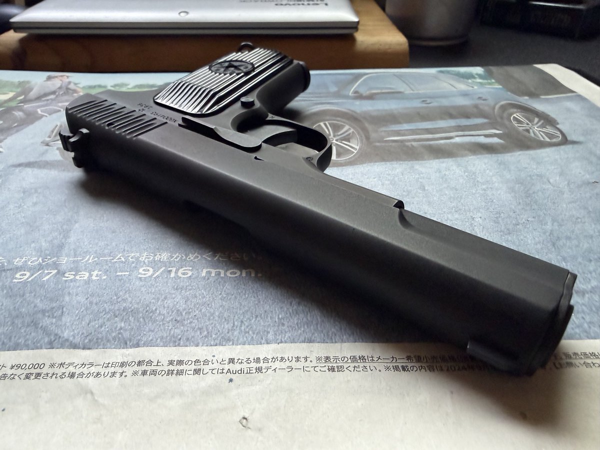 REALBLOWBACK's tweet photo. 帰宅して早々に、KSC TT33(トカレフ)のスライドを黒染め(ブルーイング)。

元々の箱出しでは、ヘヴィウェイト樹脂の成型時に付着したプチプチが数カ所に見受けられたので削ぎ落としてから染め直した。

本物のような冷たい鉄感に。
腑に落ちた瞬間。 https://t.co/5fs6Y4KRhc