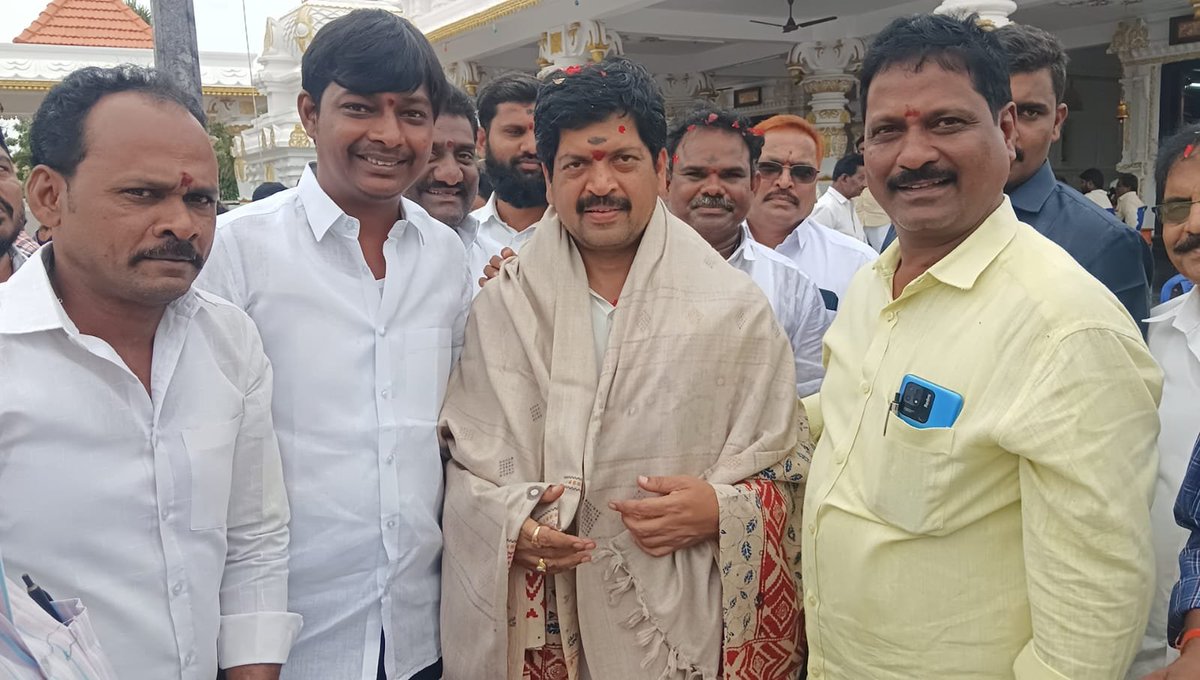 ramu_bjym's tweet photo. మా ప్రియతమ నాయకుడు రాష్ట్ర మంత్రివర్యులు శ్రీ కొల్లు రవీంద్ర గారిని  ఈరోజు కలిసి జన్మదిన శుభాకాంక్షలు తెలియజేయడం జరిగింది
మచిలీపట్నం కీర్ పండరీ క్షేత్రం పాండు రంగడి  ఆశీస్సులు మీ పై ఎల్లప్పుడూ ఉండాలని కోరుకుంటున్నాను
@KolluROfficial https://t.co/aXJGp002lJ