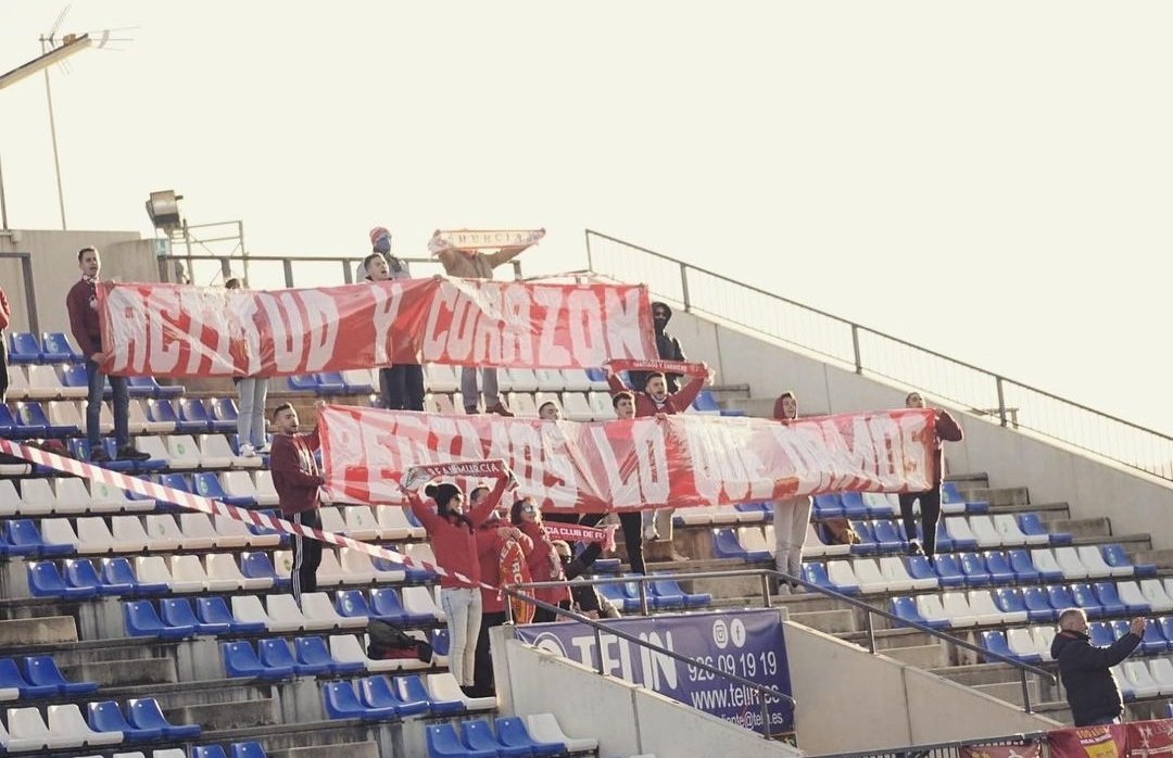 FondoSurEnPie's tweet photo. De esta manera, y pese al maltrato sufrido por nuestro propio club, algo más de 20 zumbados viajamos a Puertollano, 9 de ellos en raijoneta.

El que es del Murcia hace esto 🤪 y mucho más. https://t.co/eYUDB4r9Fl