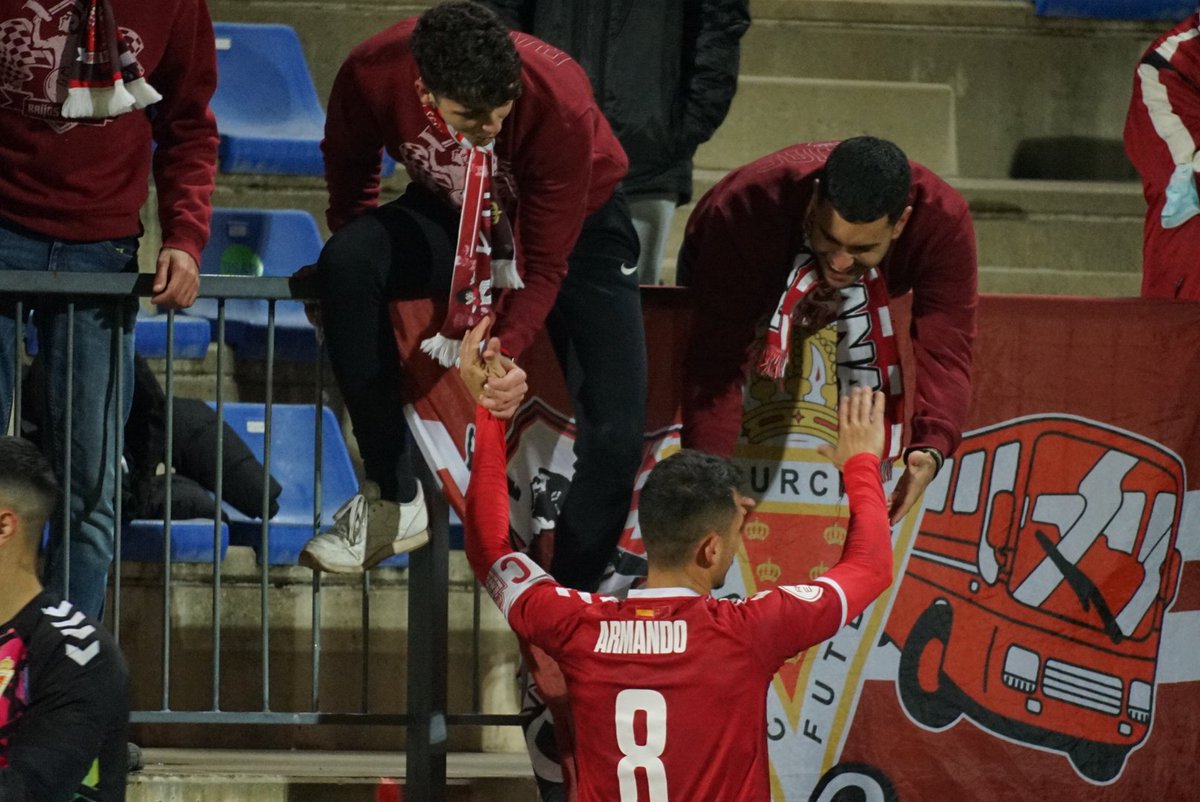 FondoSurEnPie's tweet photo. No era el motor, sino el orgullo murcianista ♥️🤍 el que movía las ruedas de aquella furgo y aquellos coches que se plantaron en Puertollano.

Ganamos el partido y volvimos a demostrar que en las buenas, en las malas y en las peores, SIEMPRE ESTAMOS.

¡Murcianismo incondicional! https://t.co/YZRbI9P2Bc