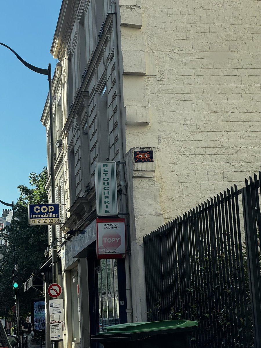 xByNeon's tweet photo. Is it me, or am I seeing Claude code at Paris? https://t.co/XCtyOpzEvj