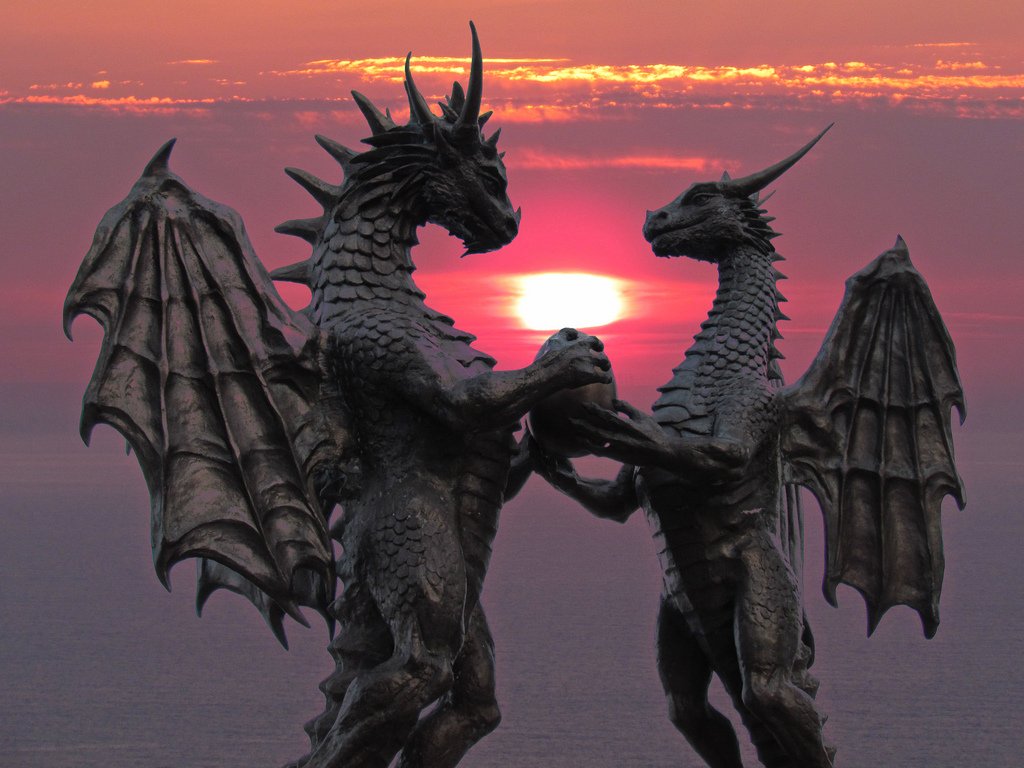 PerseusLeGrand's tweet photo. Les Dragons amoureux, à Varna (Bulgarie) ! https://t.co/XOhczwy5QZ