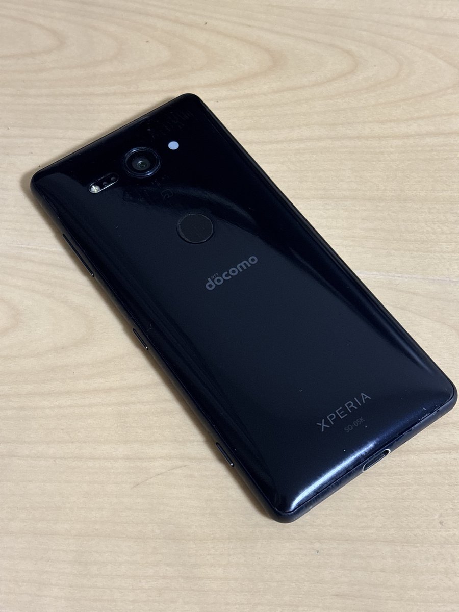 onioto0201's tweet photo. 拭いたら全然違うスマホみたいな質感になった https://t.co/XVwEJjufQ9