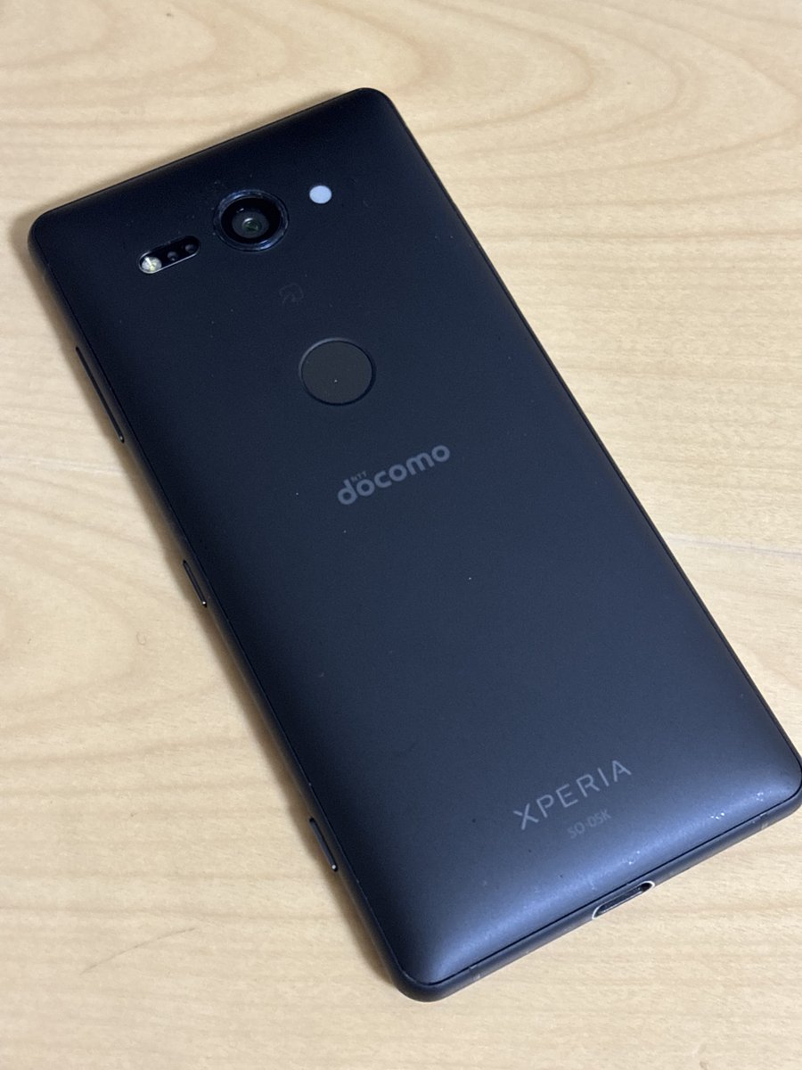 onioto0201's tweet photo. 拭いたら全然違うスマホみたいな質感になった https://t.co/XVwEJjufQ9