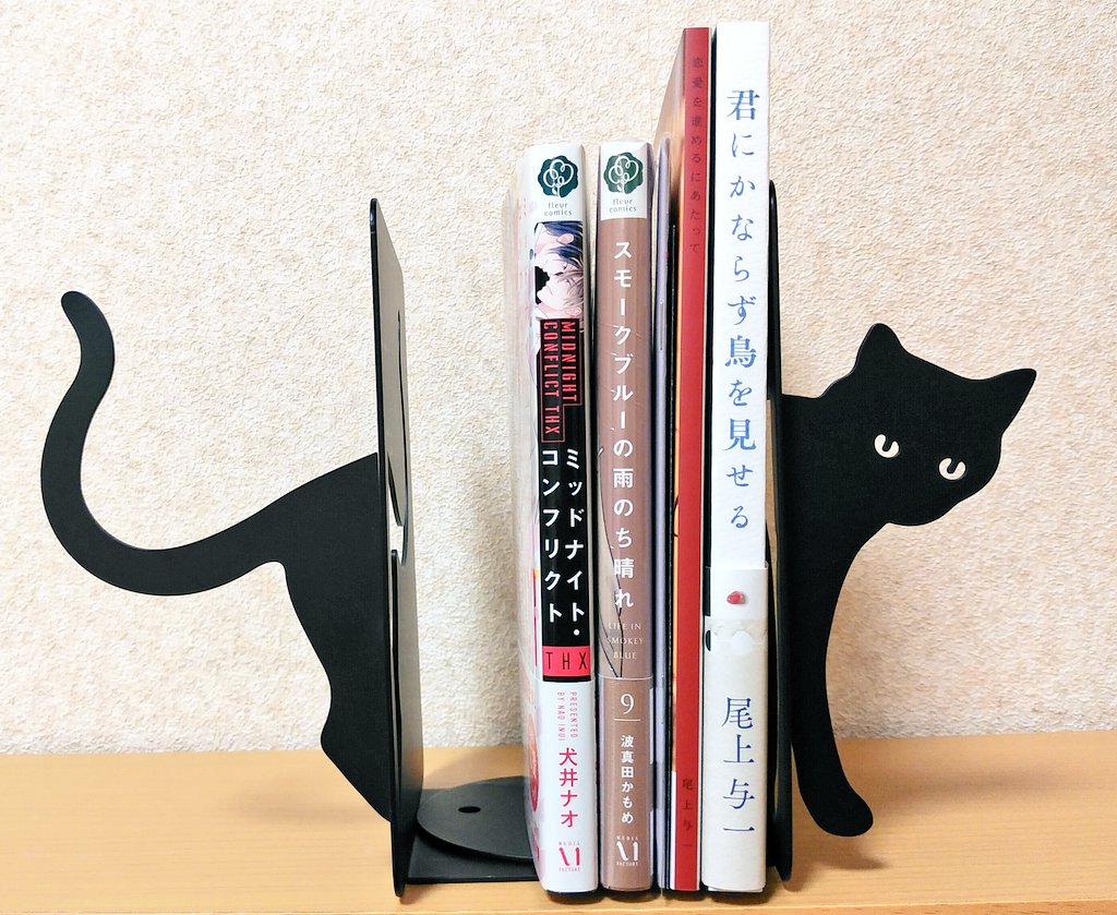 Heavenly_Blue_2's tweet photo. 今日買った本と漫画📚
ミッドナイト・コンフリクトTHX〈完〉
恋愛を進めるにあたって
君にかならず鳥を見せる
スモークブルーの雨のち晴れ9

#山本小鉄子 先生の #キラキラにゃんこ生活 板チョコキーホルダーも届きました😻🍫
梱包も可愛く開けるのもったいない😆💓

#今日買った漫画 
#今日買った本 https://t.co/KKGLze2MHS